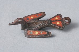 Gallo-Romeinse zoomorfe fibula van een vogel (brons en email)